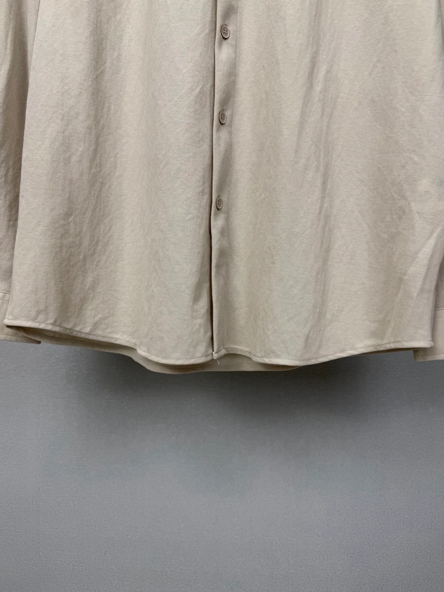 Loro Piana 2026 New Arrival Solid Color Linen Couple Style Lapel Shirt High Version High Version The fabric is made of linen, cotton, nylon composite materials, the whole body is solid color, simple and loose fit, and the leather letter logo embroidery design on the back neck is fashionable and personalized. Super Versatile and good-looking shirt. Very suitable for both men and women. A must-have for everyone. Packaging Tag Collar Label Washed Wheat Complete 👍 Colors: Navy Blue, Gray, Khaki, White Sizes:M-4XL